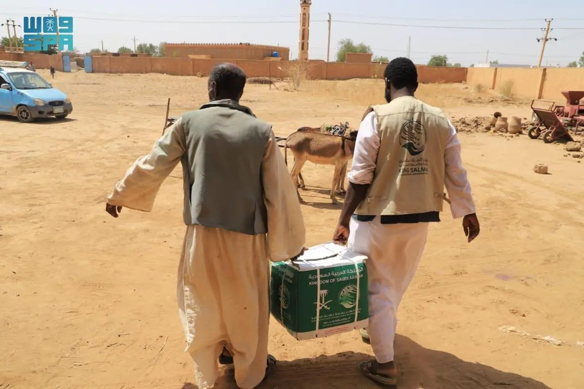 مركز الملك سلمان للإغاثة يوزع أكثر من 5 أطنان من السلال الغذائية بمدينة القضارف في جمهورية السودان