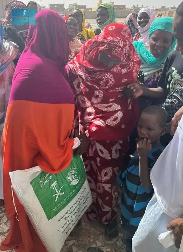مركز الملك سلمان للإغاثة يوزِّع 1.987 سلةً غذائيةً في عدة ولايات بجمهورية موريتانيا