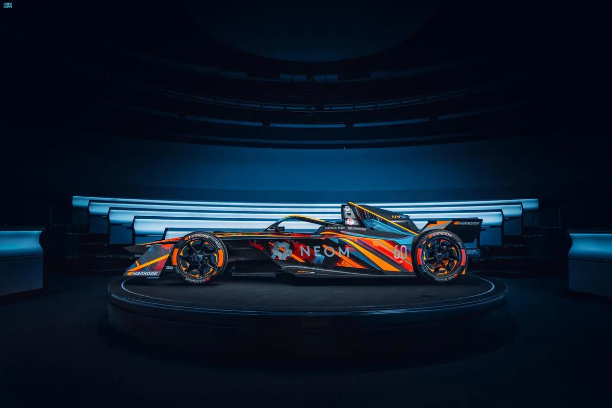 “نيوم ماكلارين” يعلن عن أول ملصق لسيارة سباق في العالم مصمم بالذكاء الاصطناعي