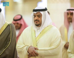 أمير الرياض يؤدي صلاة الميت على الأميرة نوره بنت محمد بن عبدالعزيز بن سعود بن فيصل آل سعود