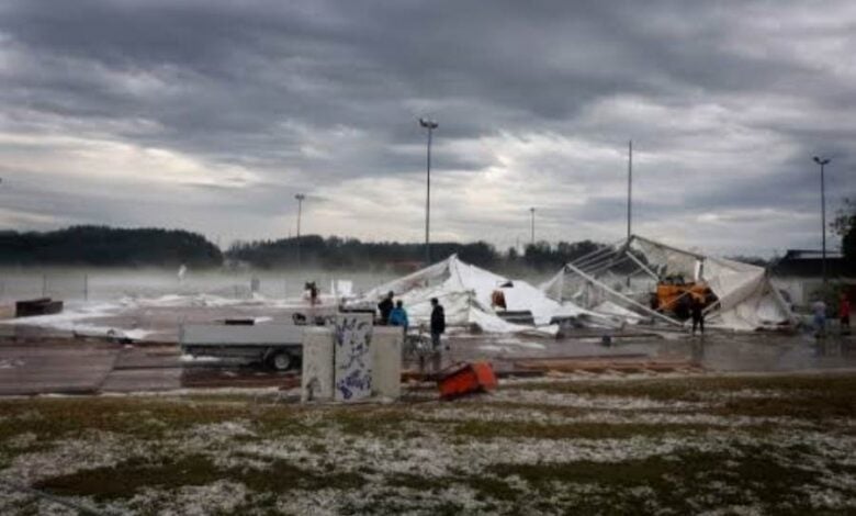 إصابة 12 شخصًا بينهم 6 في حالة خطيرة جراء هبوب عاصفة عاتية جنوبي ألمانيا