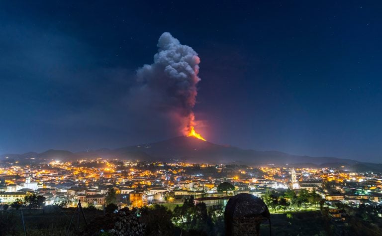 تعليق رحلات الطيران في كاتانيا الإيطالية بعد ثوران بركان