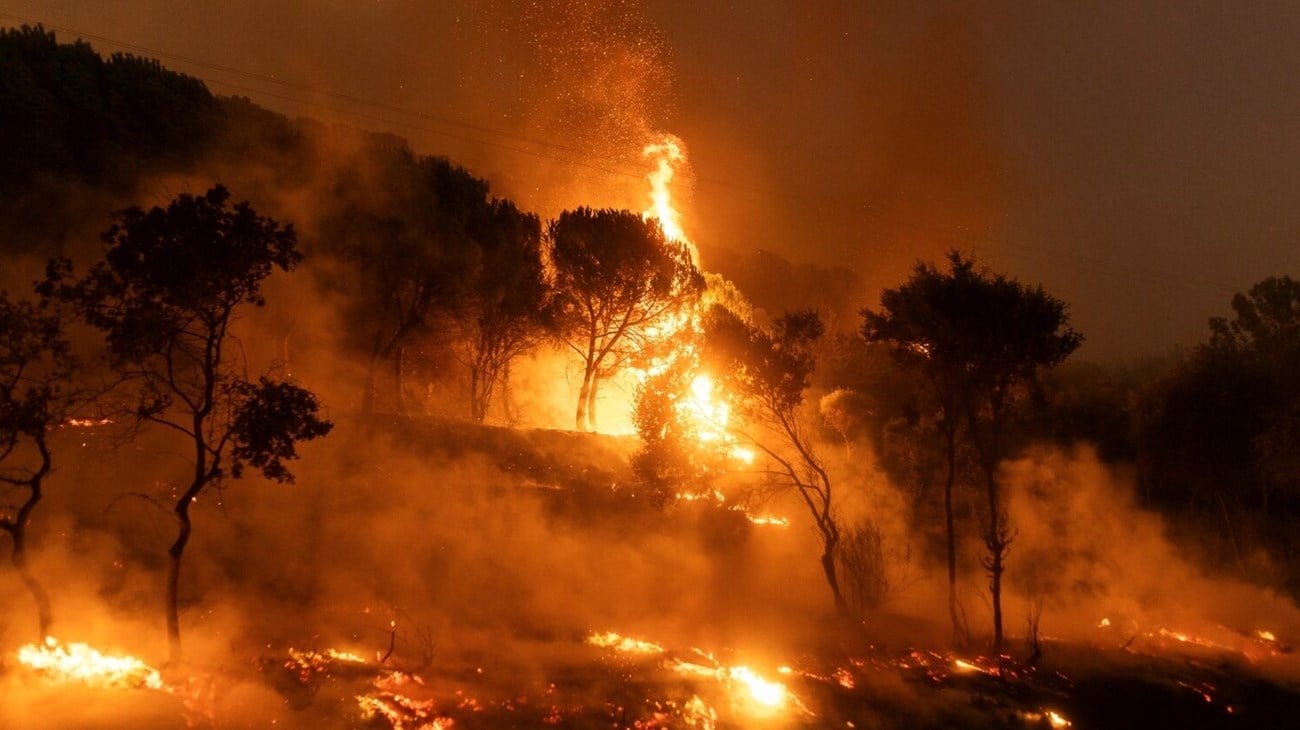 استمرار اندلاع الحرائق في اليونان لليوم الـ 12 على التوالي