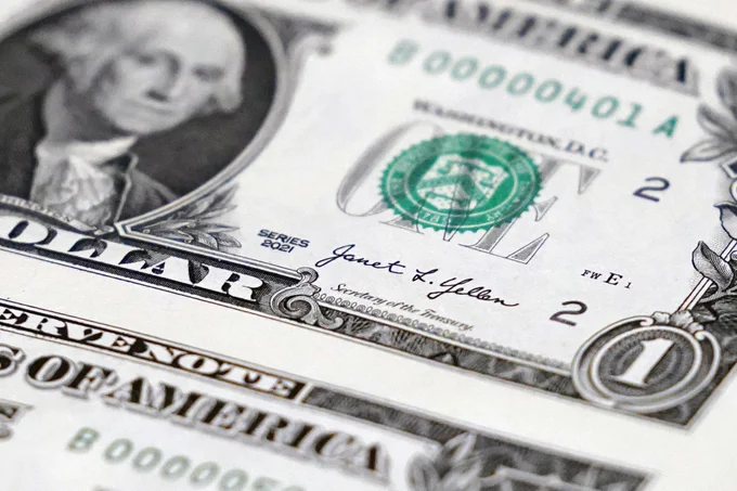 الدولار قرب مستويات مرتفعة مع زيادة عوائد سندات الخزانة