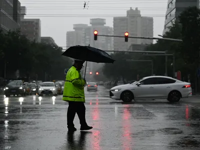الصين تجدد إنذارًا باللون الأزرق لمواجهة العواصف الممطرة
