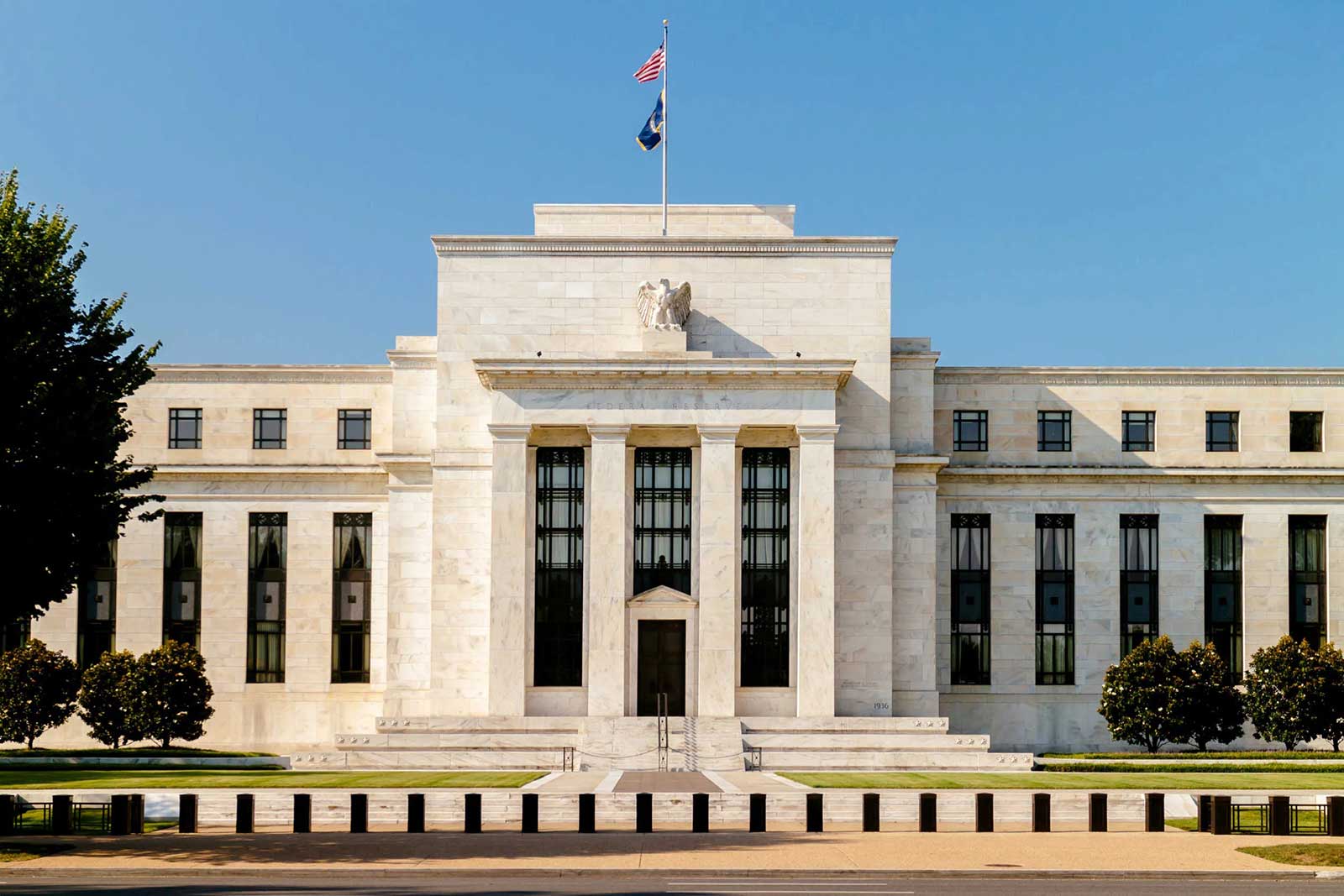 «المركزي الأمريكي» يُلمح إلى احتمالية رفع أسعار الفائدة