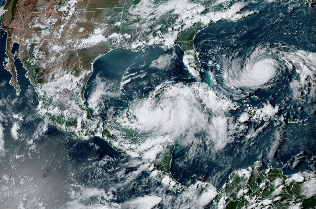تحذيرات من تحول العاصفة “إيداليا” إلى إعصار لدى وصولها فلوريدا