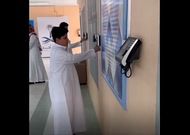 تفعيل نظام البصمة لحضور الطلاب في إحدى مدارس منطقة الرياض