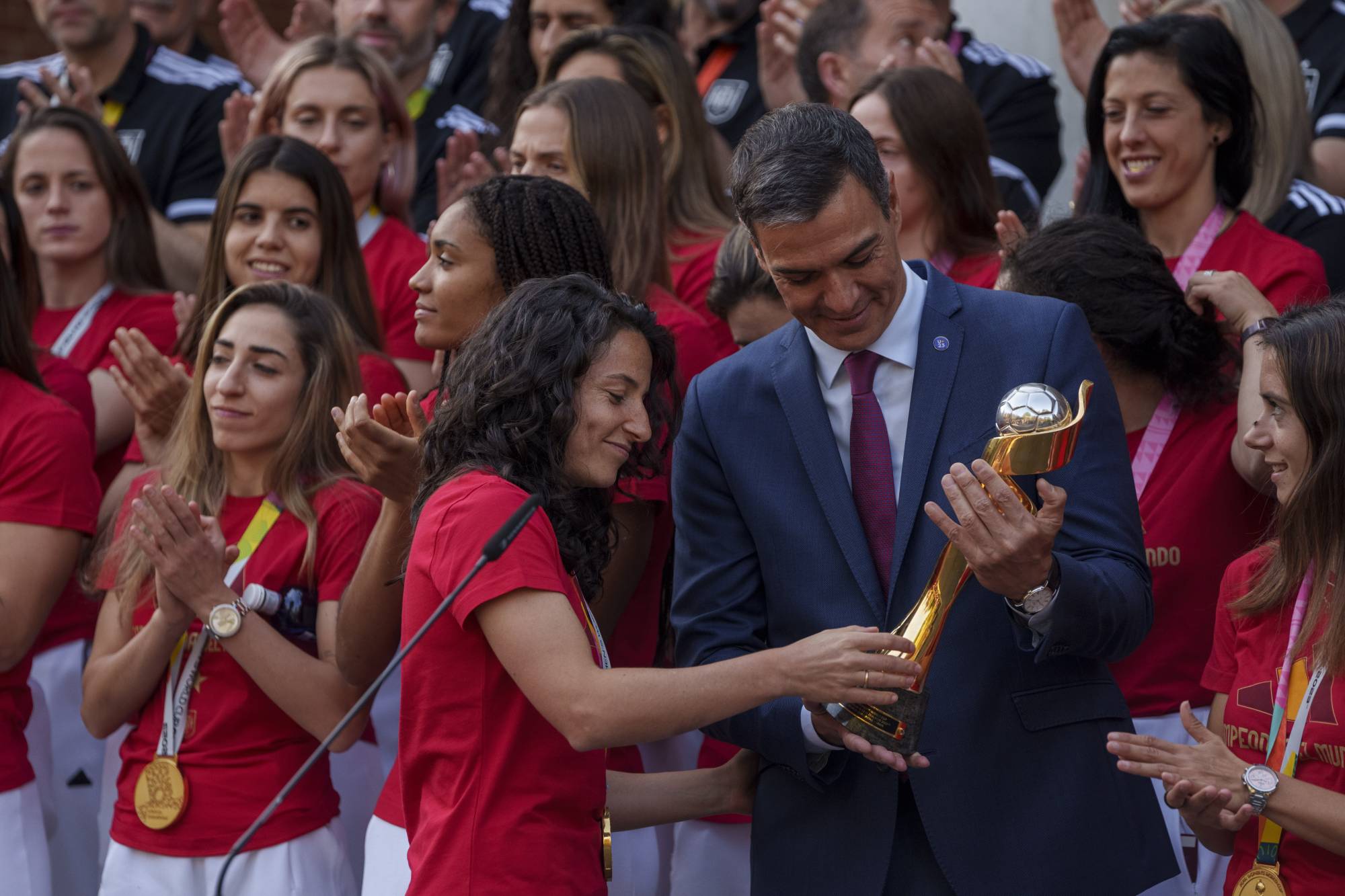 رئيس وزراء إسبانيا يكرم منتخب السيدات بعد التتويج بكأس العالم
