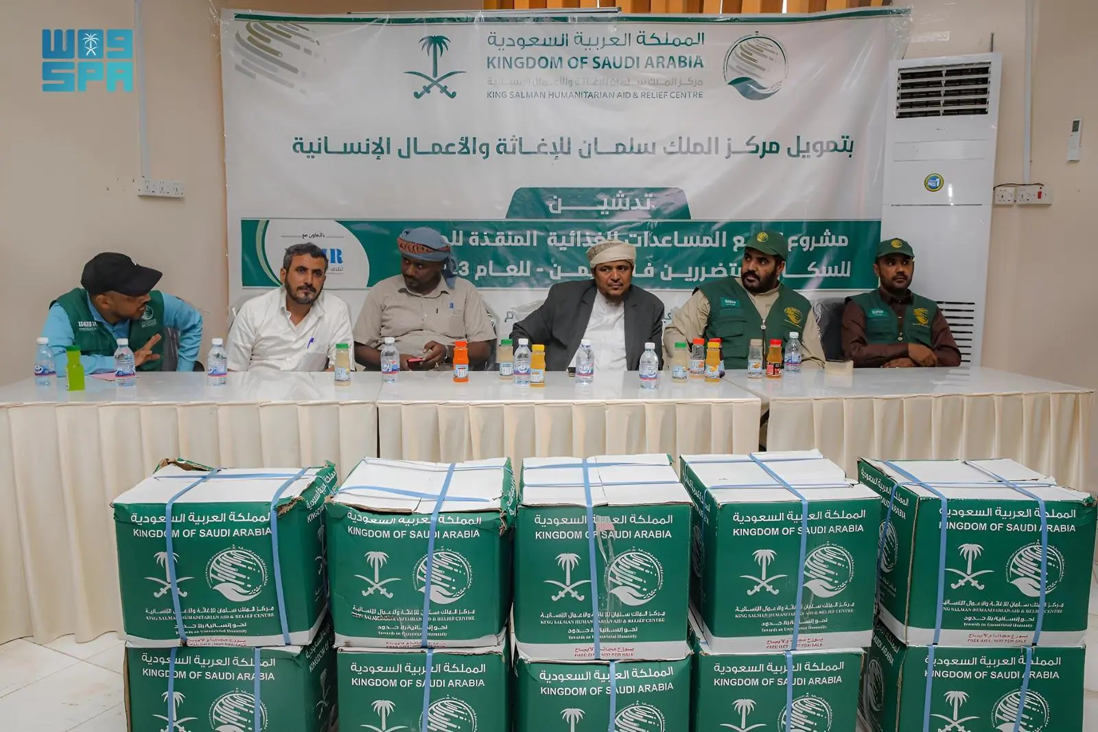 مركز الملك سلمان للإغاثة يدشن مشروع توزيع المساعدات الغذائية للنازحين والمتضررين في محافظة المهرة