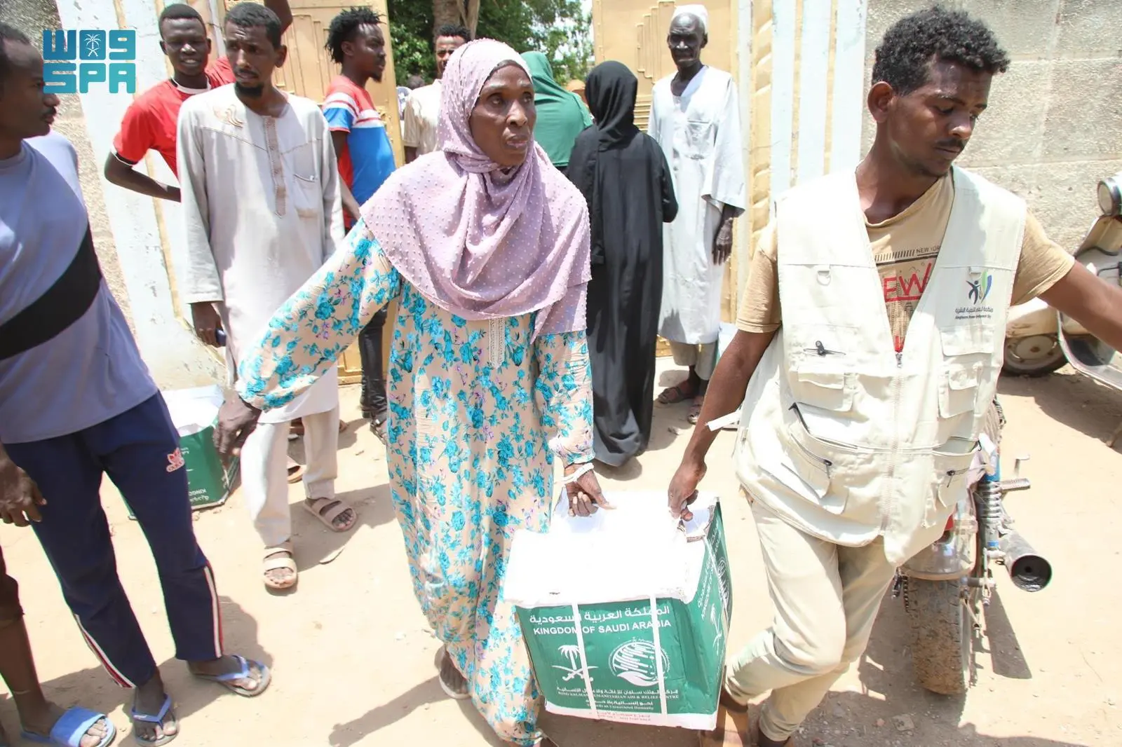 مركز الملك سلمان للإغاثة يوزع 16 طنًا من السلال الغذائية للنازحين في مدينة شندي بولاية نهر النيل في السودان
