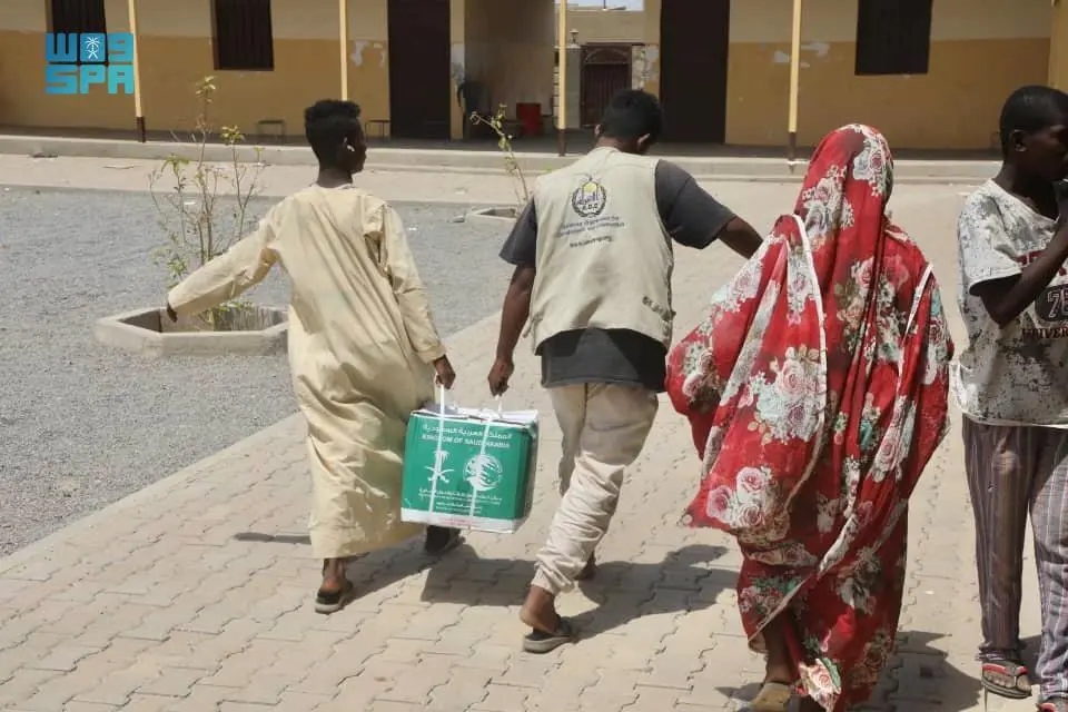 مركز الملك سلمان للإغاثة يوزع 28 طنًا من السلال الغذائية في مدينة شندي بولاية نهر النيل في السودان