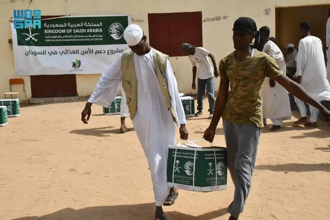 مركز الملك سلمان للإغاثة يوزع أكثر من 11 طنًا من السلال الغذائية في مدينة كبوشية بولاية نهر النيل بالسودان