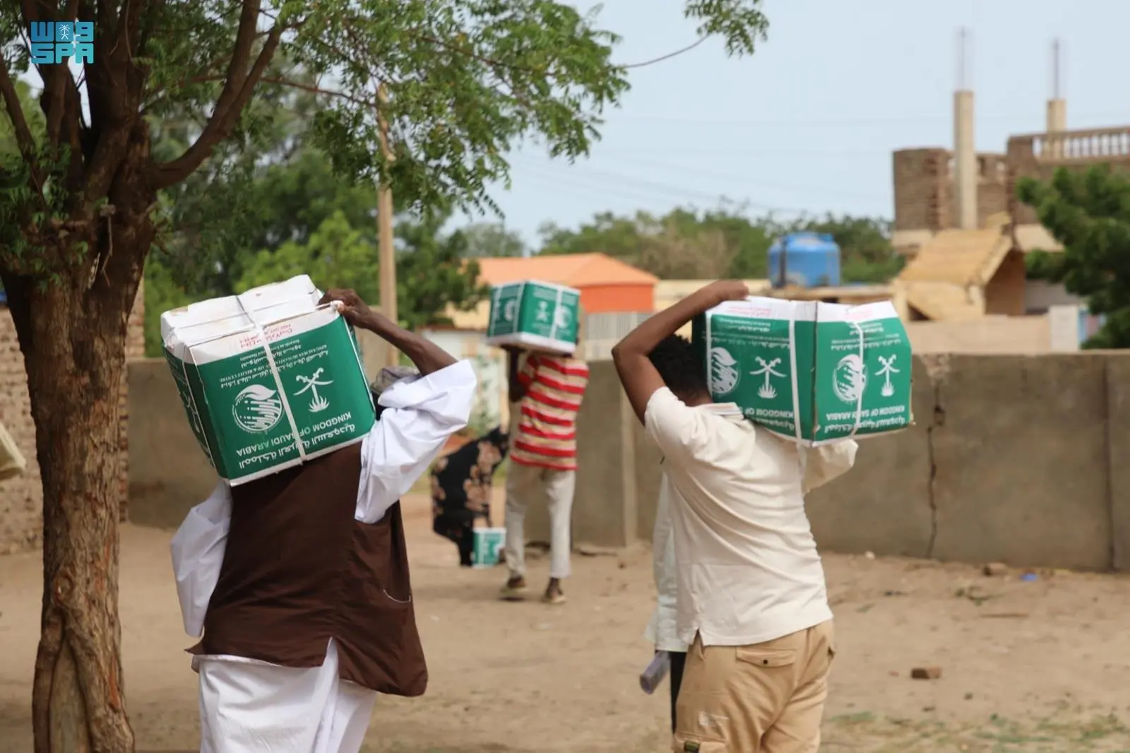 مركز الملك سلمان للإغاثة يوزع أكثر من 21 طنًا من السلال الغذائية في محلية ود مدني بولاية الجزيرة السودانية