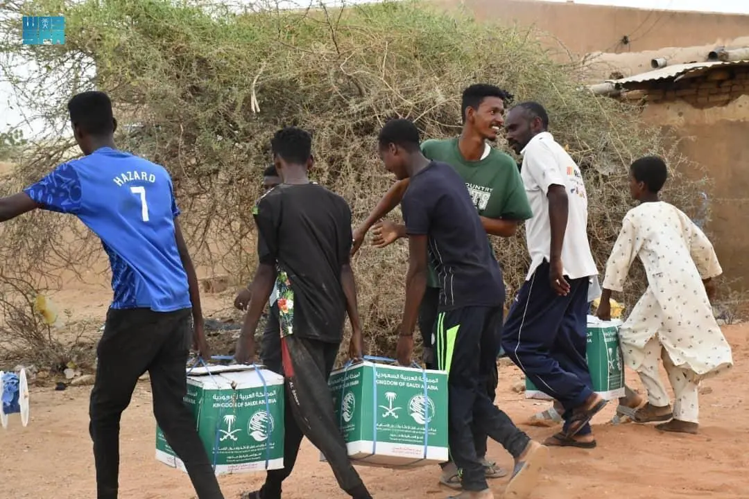 مركز الملك سلمان للإغاثة يوزع أكثر من 25 طنًا من السلال الغذائية في محلية كرري بولاية الخرطوم في السودان