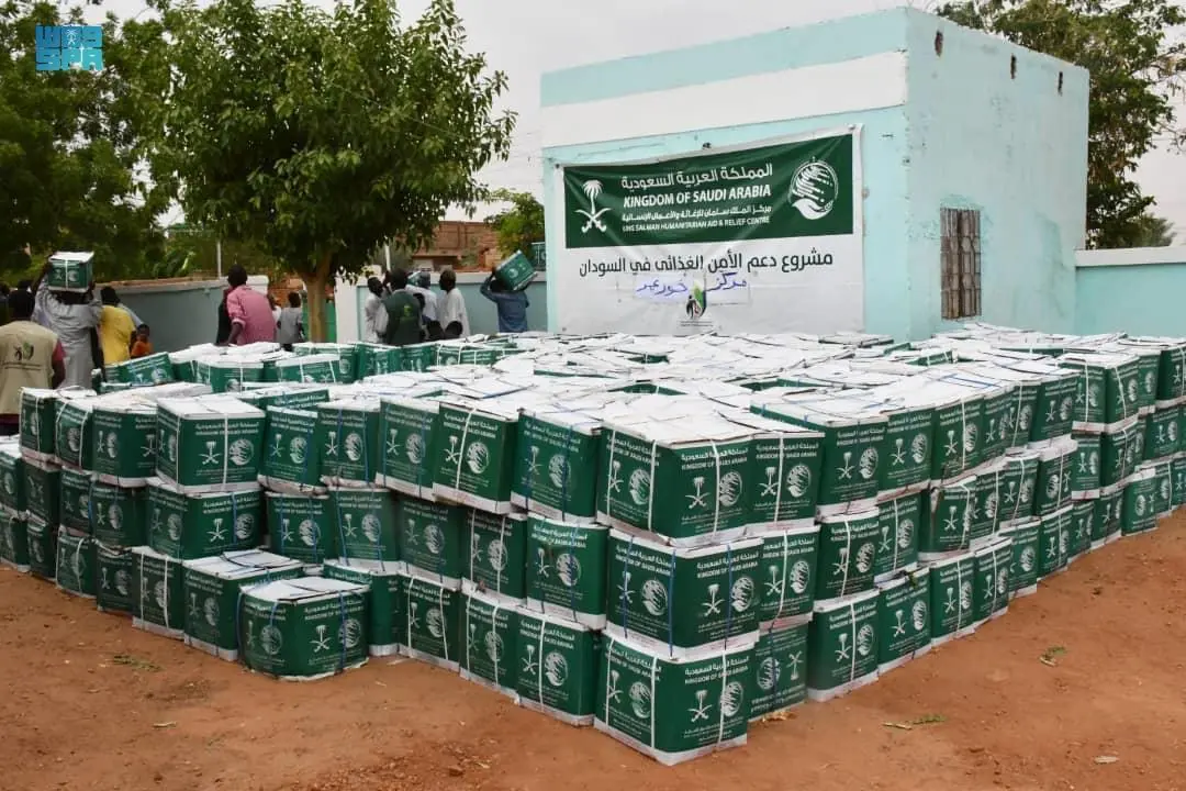 مركز الملك سلمان للإغاثة يوزع أكثر من 43 طنًا من السلال الغذائية للنازحين في محلية كرري بولاية الخرطوم