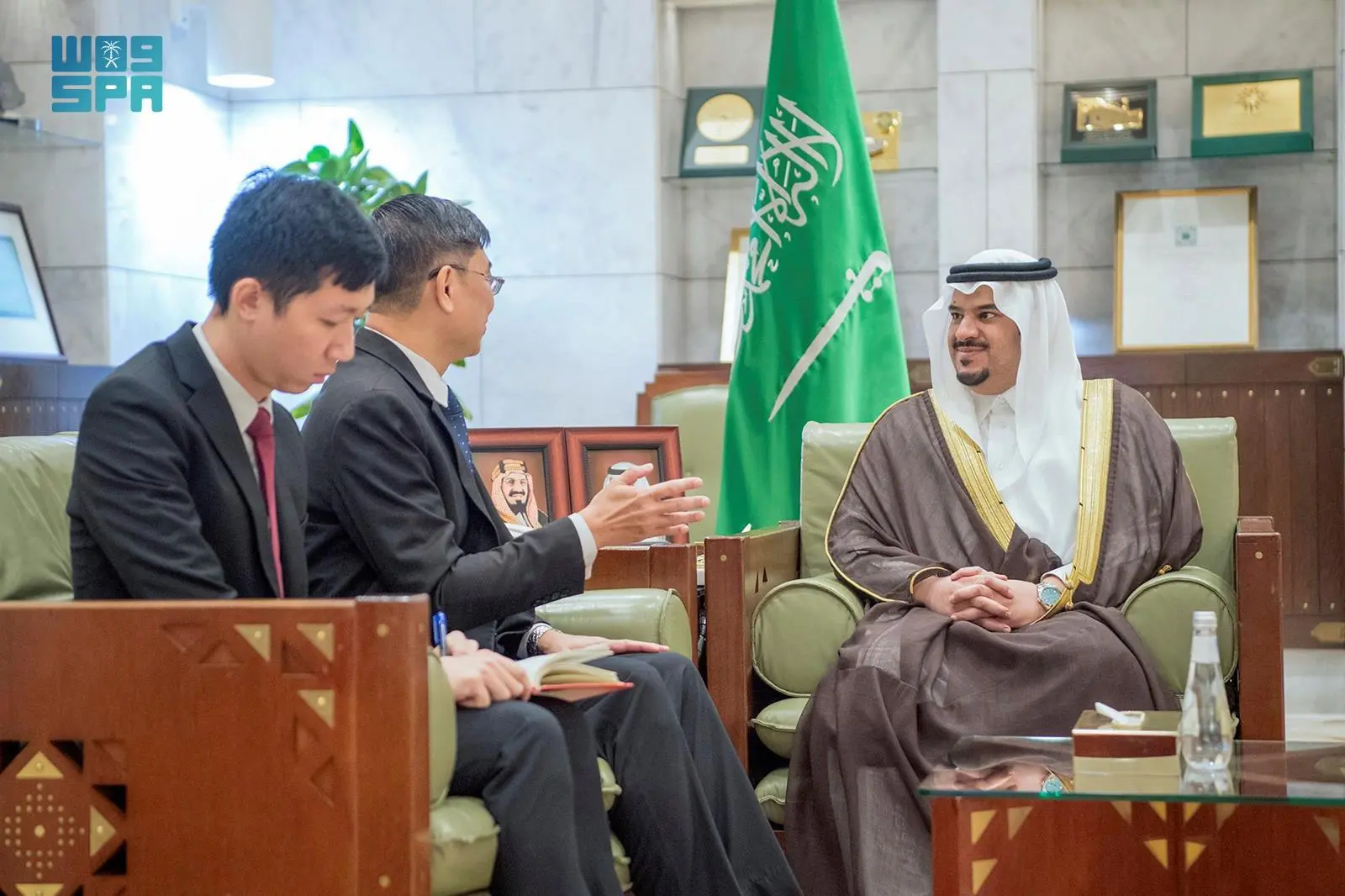 نائب أمير الرياض يستقبل سفير سنغافورة لدى المملكة