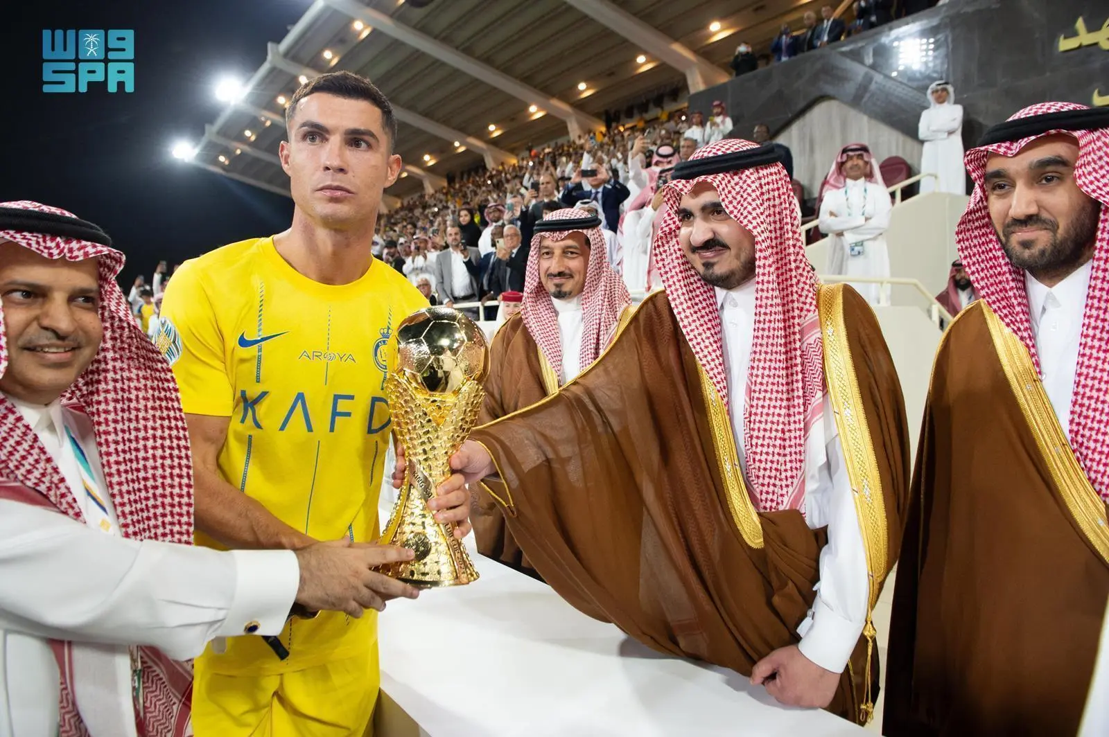 نائب أمير منطقة مكة المكرمة يتوّج فريق النصر السعودي ببطولة كأس الملك سلمان للأندية العربية