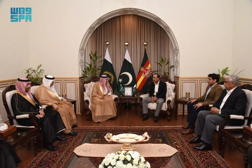 نائب وزير الخارجية يلتقي رئيس أركان الجيش الباكستاني