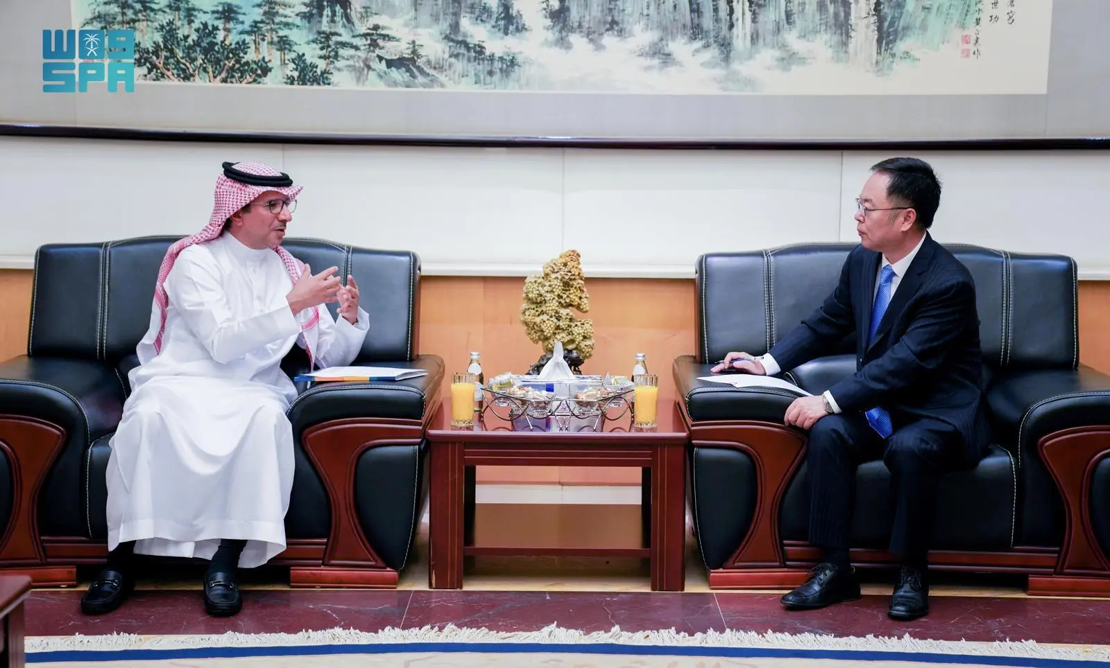 نائب وزير الموارد البشرية والتنمية الاجتماعية يلتقي سفير جمهورية الصين الشعبية لدى المملكة