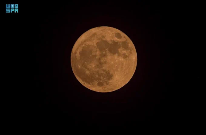 “واس ” ترصد القمر العملاق في سماء محافظة طريف