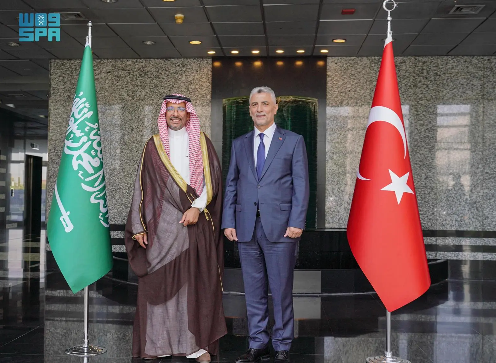 وزير الصناعة والثروة المعدنية يبدأ زيارة رسمية إلى تركيا
