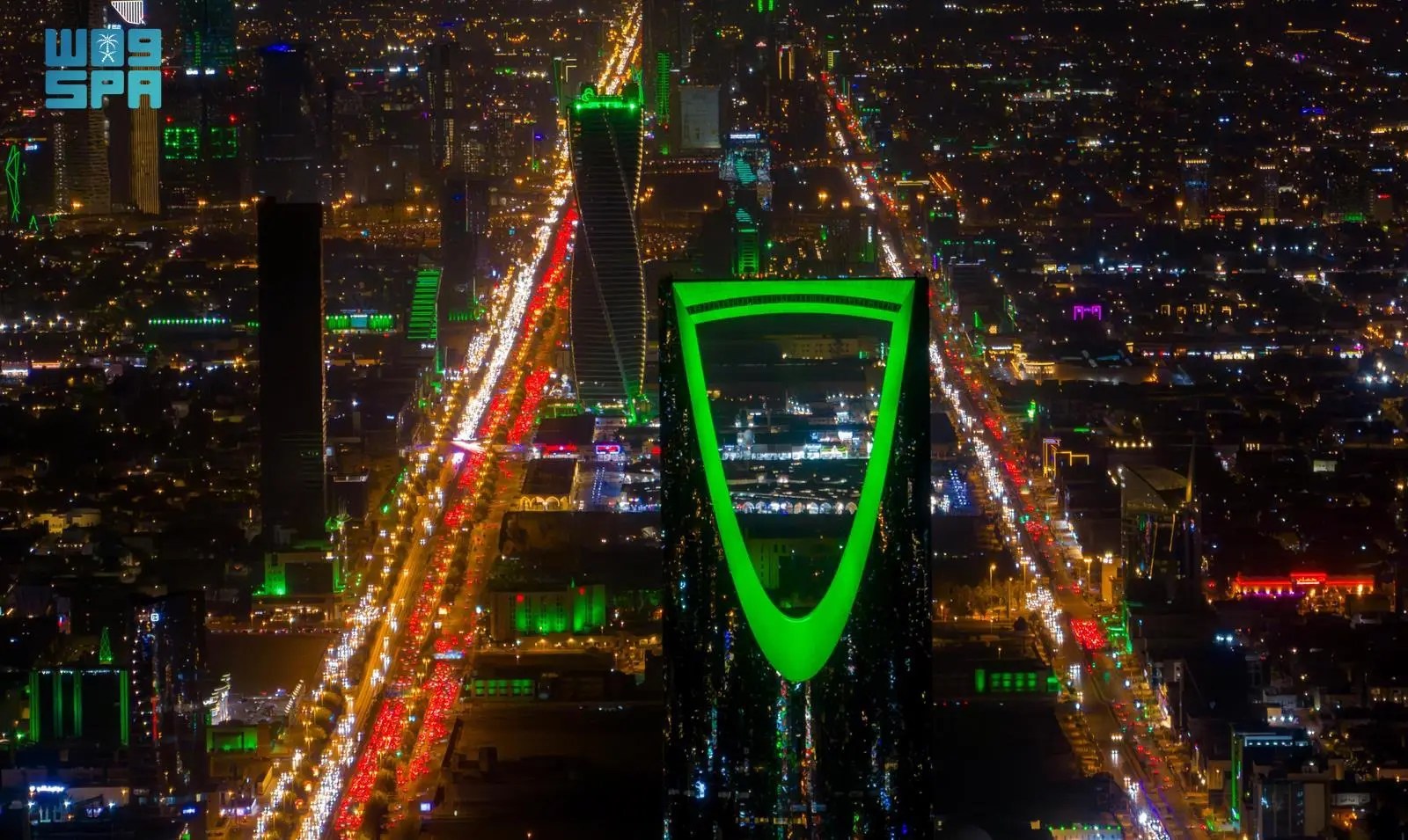 أبراج الرياض تزدان باللون الأخضر احتفاءً باليوم الوطني الـ 93