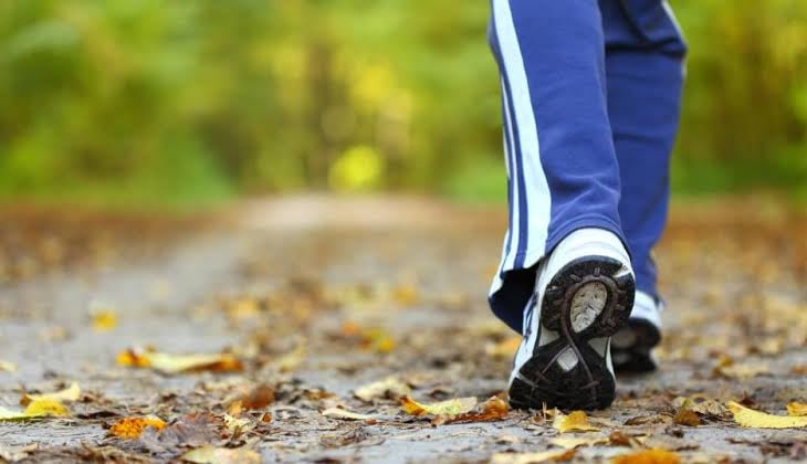 المشي لمدة دقيقتين بعد تناول الطعام يخفض مستويات السكر في الدم