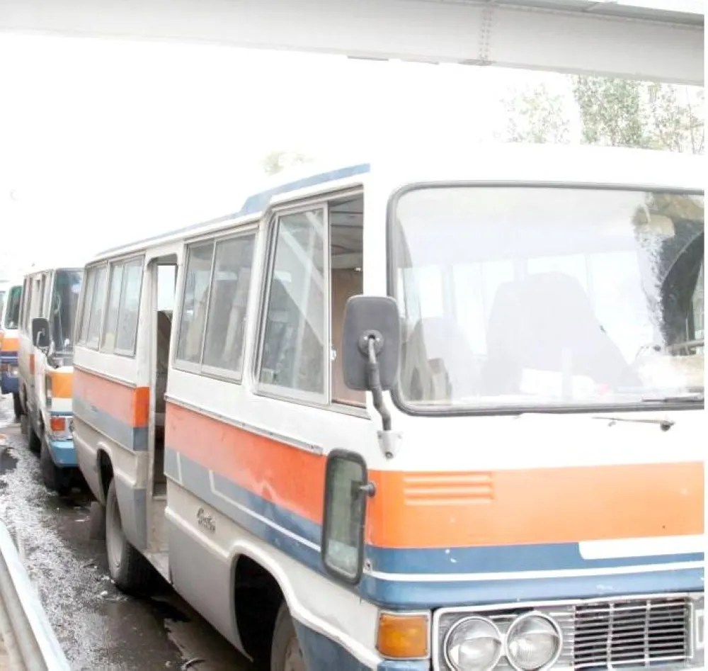 «النقل»: 30 يوماً لتسليم الحافلات الأهلية للمرور