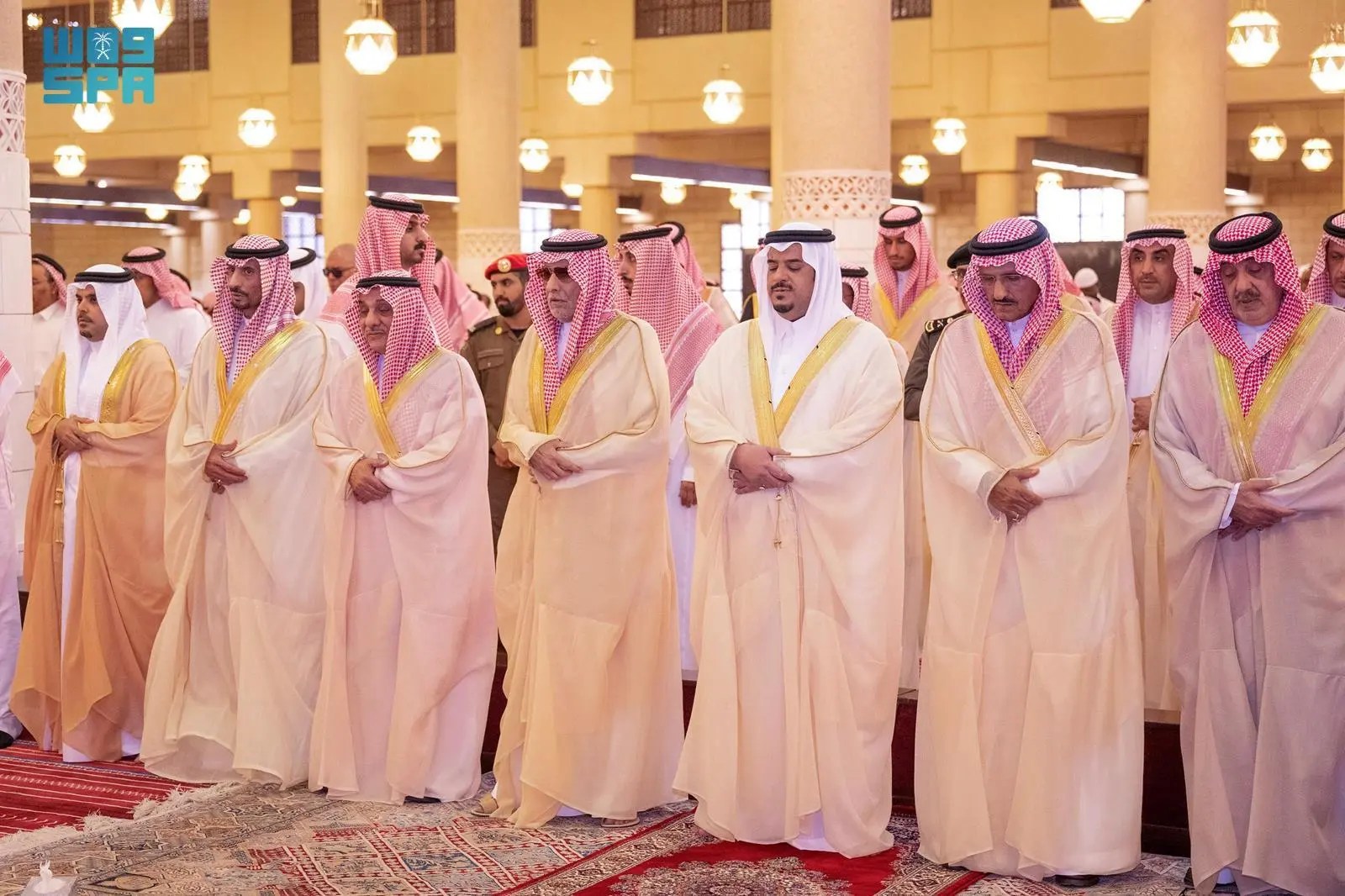 نائب أمير الرياض يؤدي صلاة الميت على الأمير خالد بن محمد بن عبدالله آل عبدالرحمن آل سعود