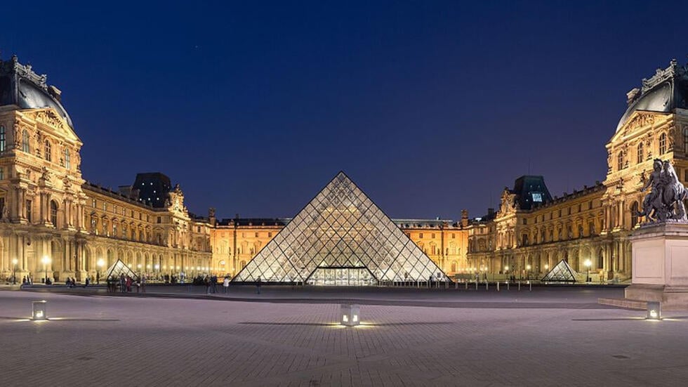 إغلاق متحف اللوفر في باريس بعد إنذار بوجود قنبلة