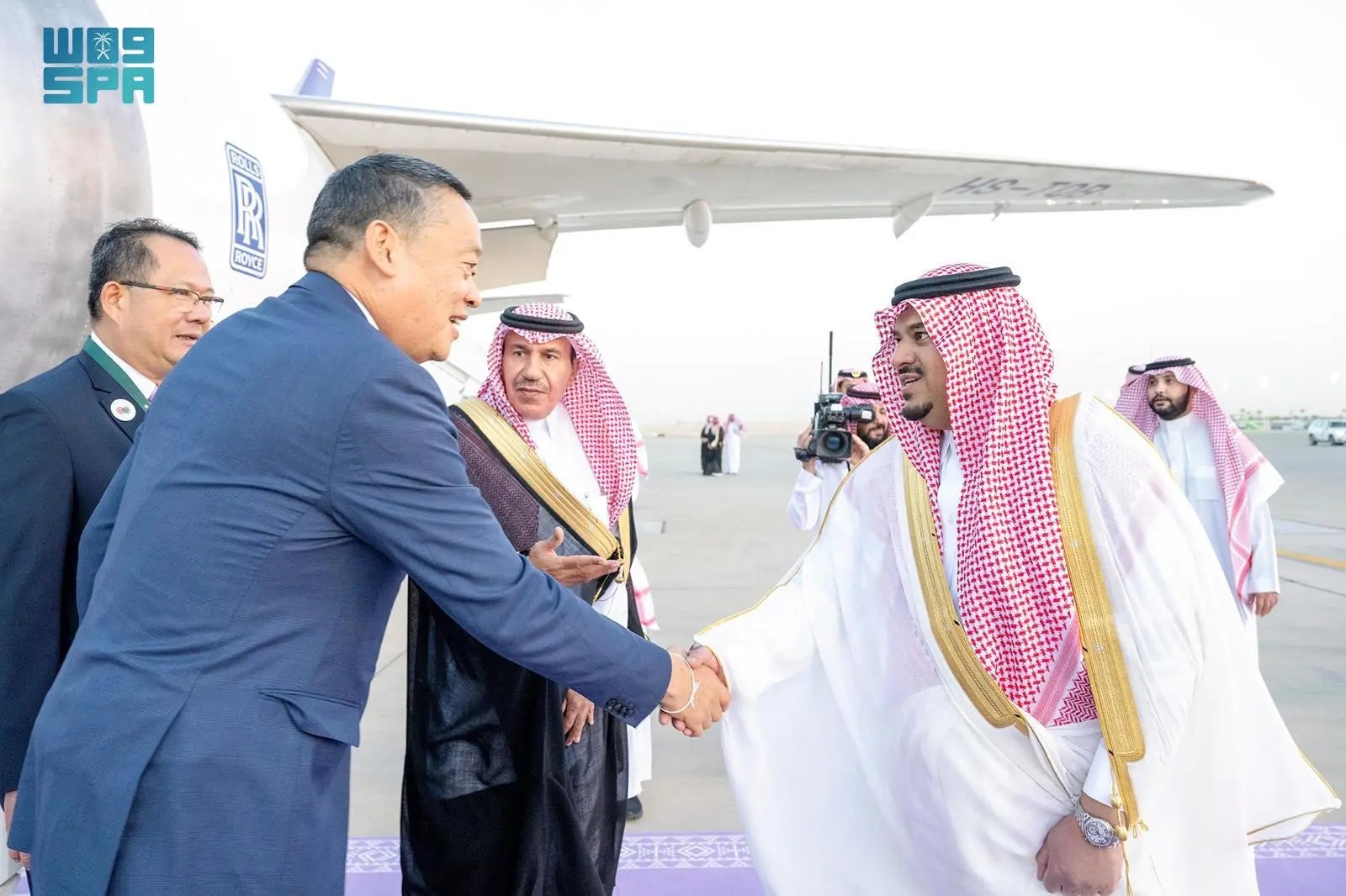 رئيس وزراء تايلند يصل الرياض وفي مقدمة مستقبليه نائب أمير المنطقة