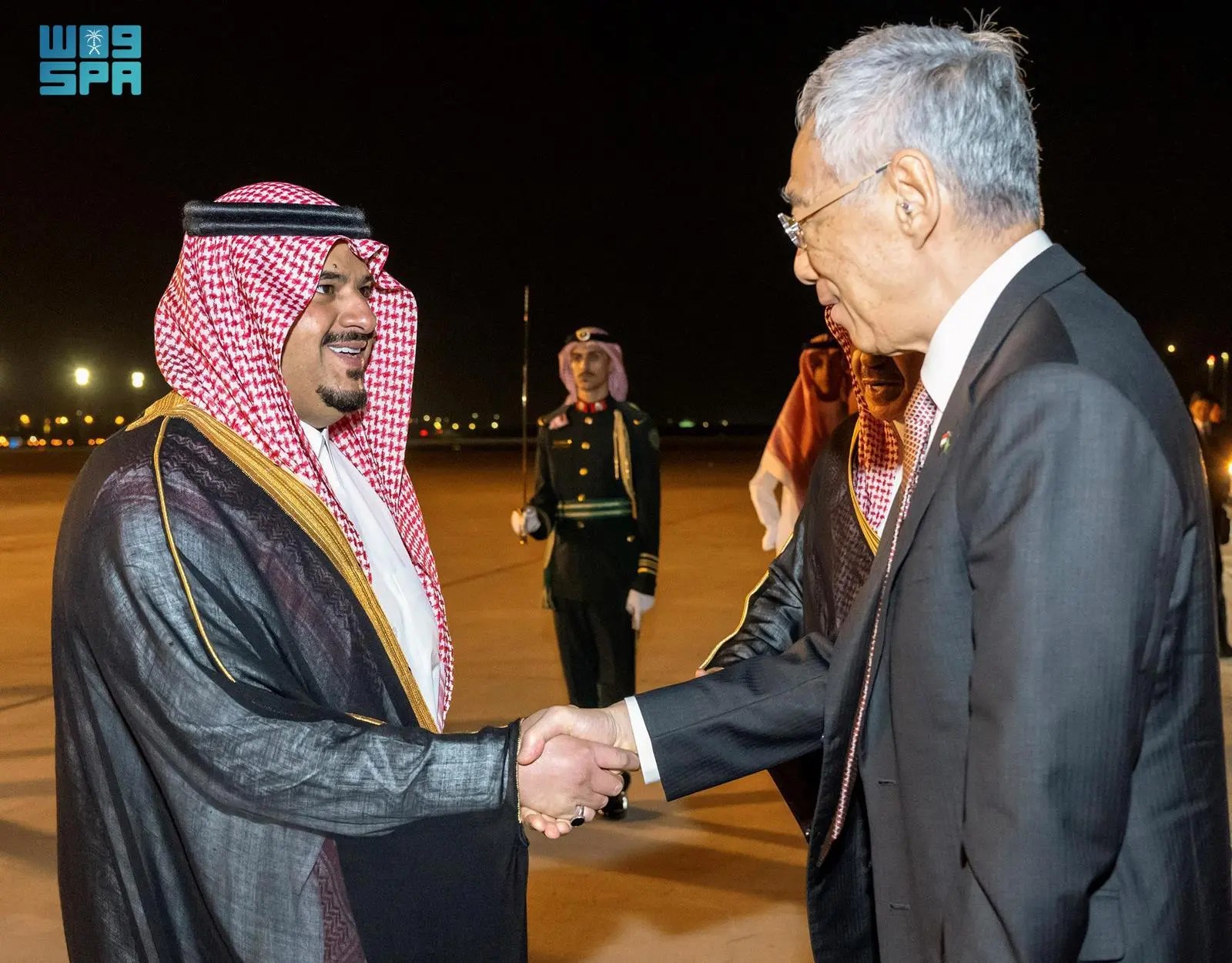 رئيس وزراء جمهورية سنغافورة يصل الرياض وفي مقدمة مستقبليه نائب أمير المنطقة