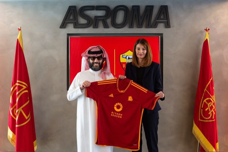 شعار “موسم الرياض” يزين قميص روما الإيطالي
