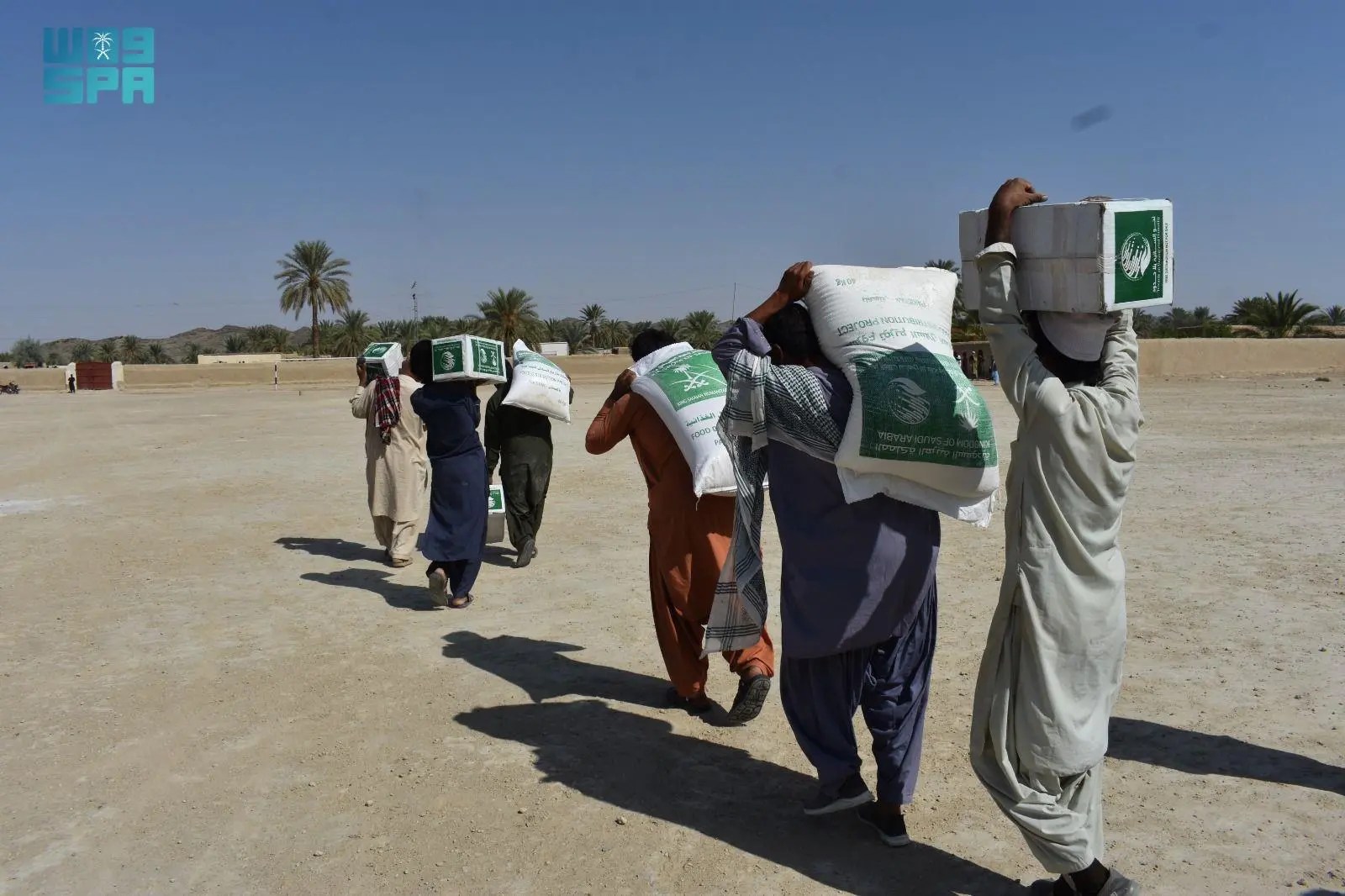 مركز الملك سلمان للإغاثة يواصل توزيع السلال الغذائية في منطقة واشك بإقليم بلوشستان في باكستان