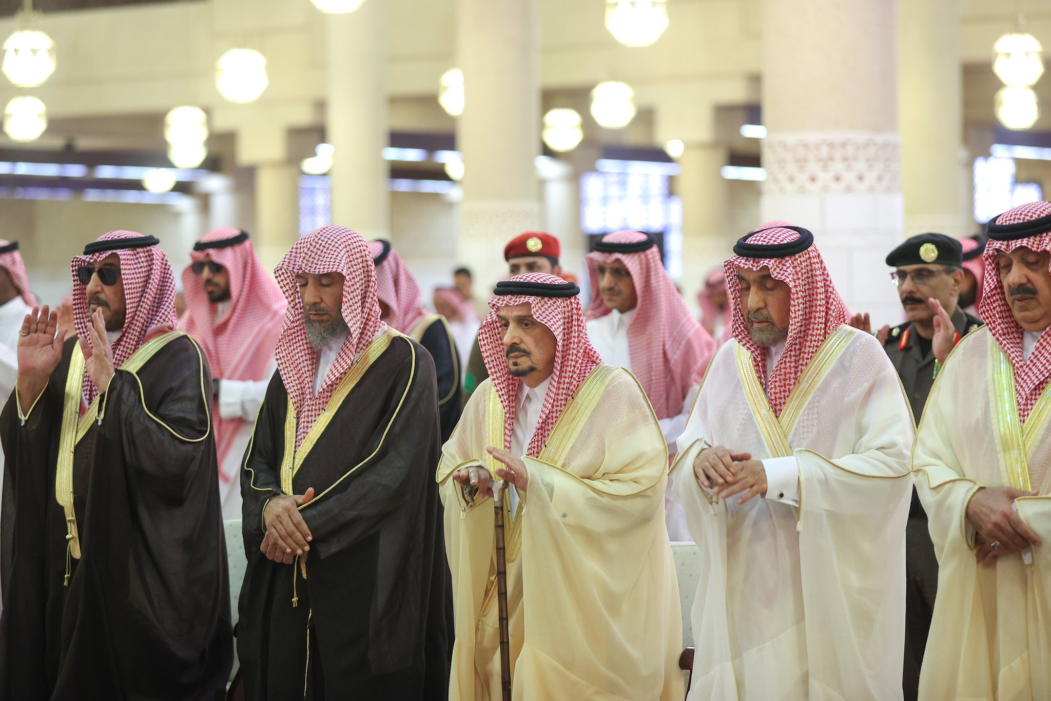 أمير الرياض يؤدي صلاة الميت على الأمير يزيد بن سعود بن عبدالعزيز