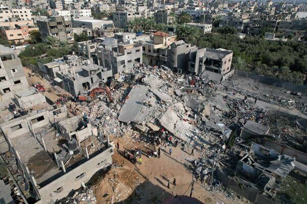 استشهاد عشرة فلسطينيين في قصف إسرائيلي على مركز إيواء وسط قطاع غزة