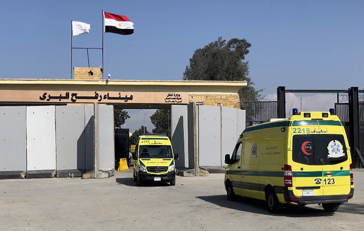 دخول 7 شاحنات وقود غزة ووصول 17 سيارة إسعاف إلى الجانب المصري من معبر رفح