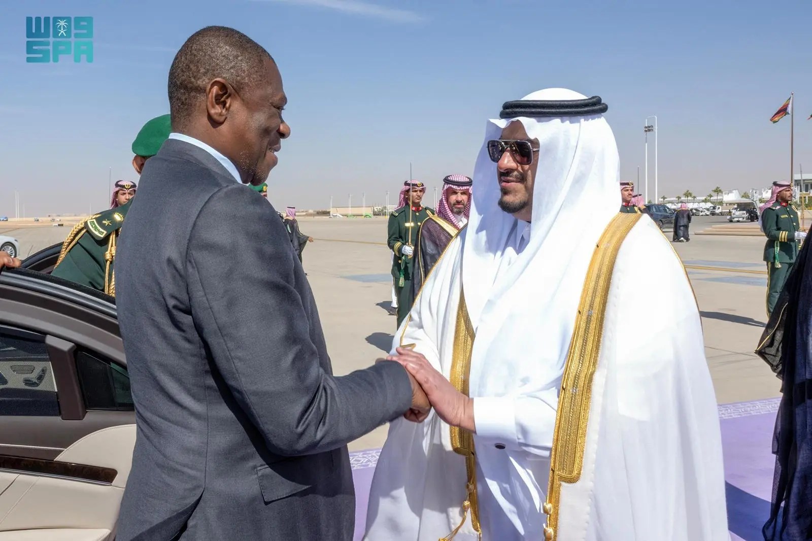 نائب رئيس جمهورية جنوب أفريقيا يصل الرياض وفي مقدمة مستقبليه نائب أمير المنطقة