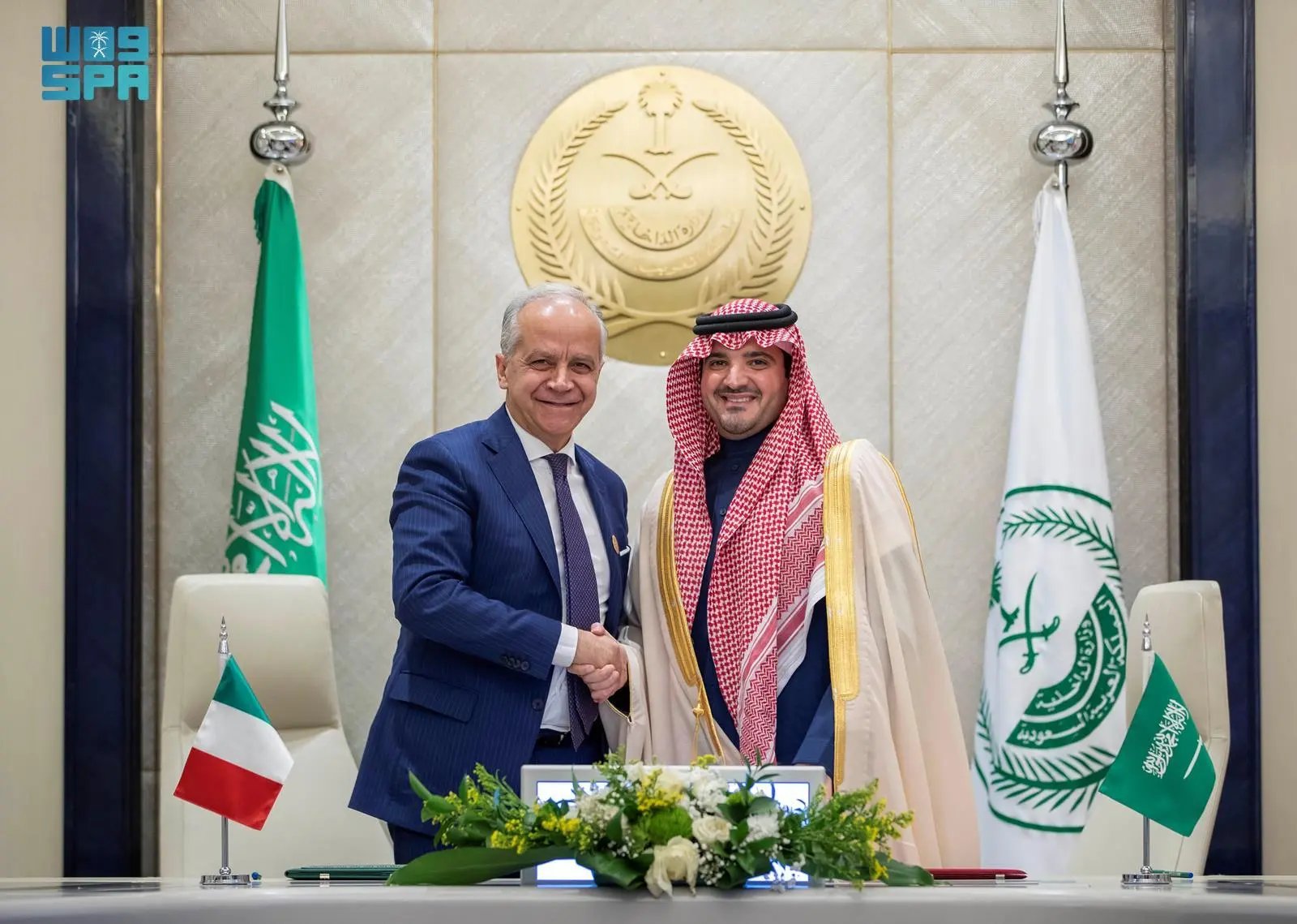 الأمير عبدالعزيز بن سعود يعقد جلسة مباحثات رسمية مع وزير الداخلية الإيطالي