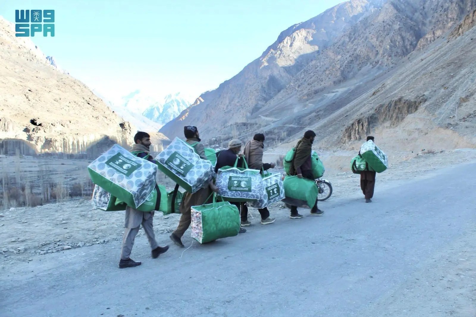 مركز الملك سلمان للإغاثة يوزع 470 حقيبة شتوية في منطقة قوبيس ياسين بإقليم جلجت بلتستان في باكستان