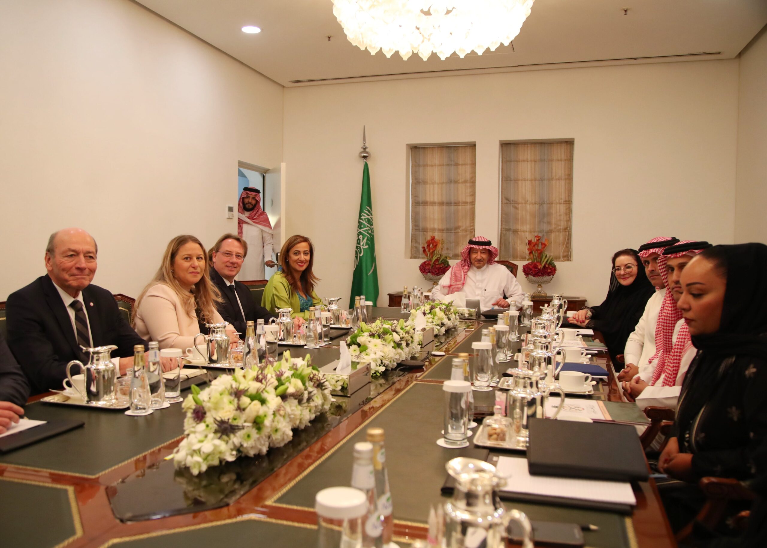نائب وزير الخارجية يستقبل وفد لجنة الصداقة الفرنسية – السعودية