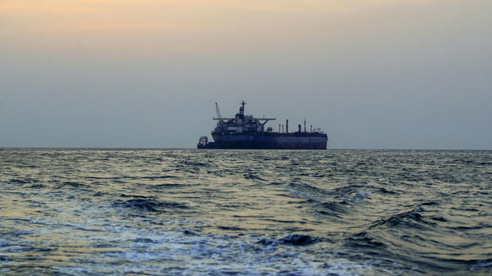 البحرية الهندية تتجه نحو سفينة تجارية اختطفت بالقرب من ساحل الصومال