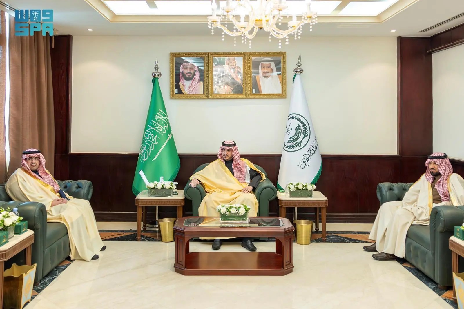 أمير الجوف يستقبل قادة القطاعات الأمنيّة بالقريات