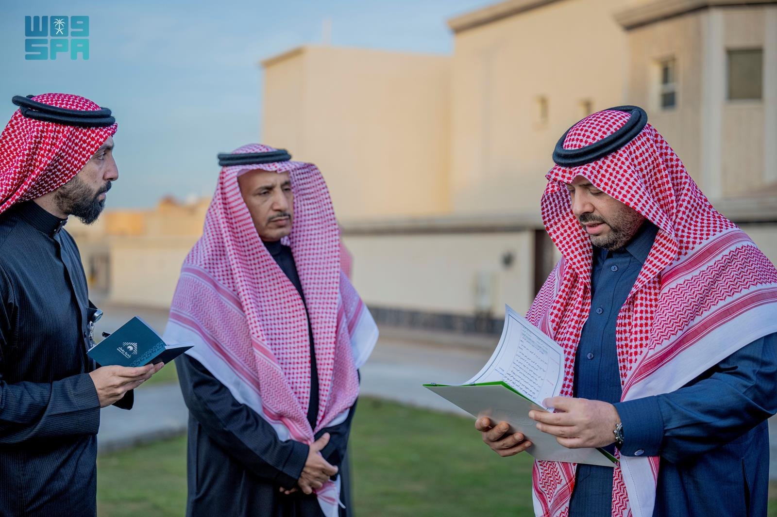 أمير الحدود الشمالية يتفقد ميدانيًا أحياء محافظة رفحاء