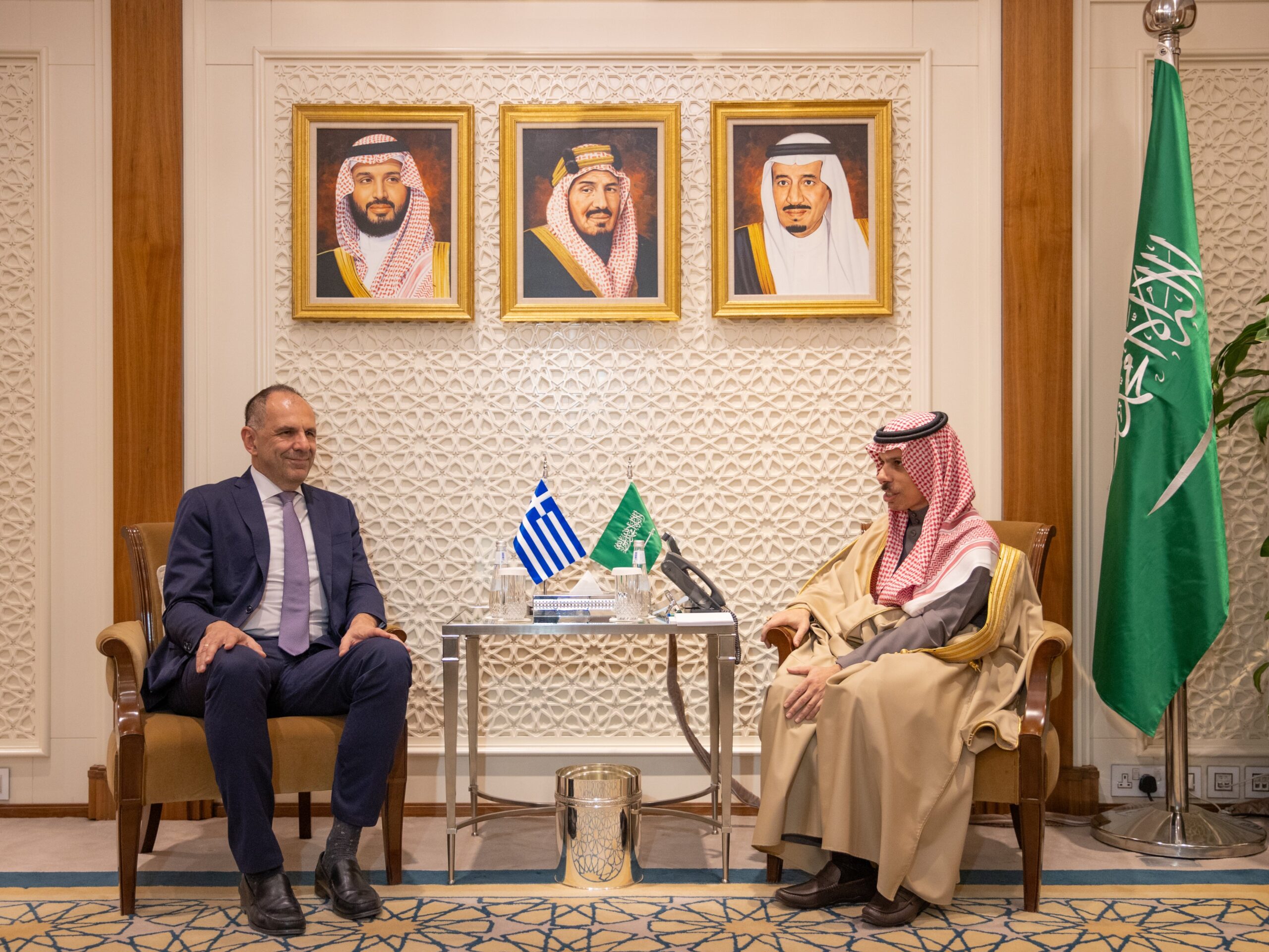 وزير الخارجية يستقبل وزير خارجية الجمهورية الهيلينية