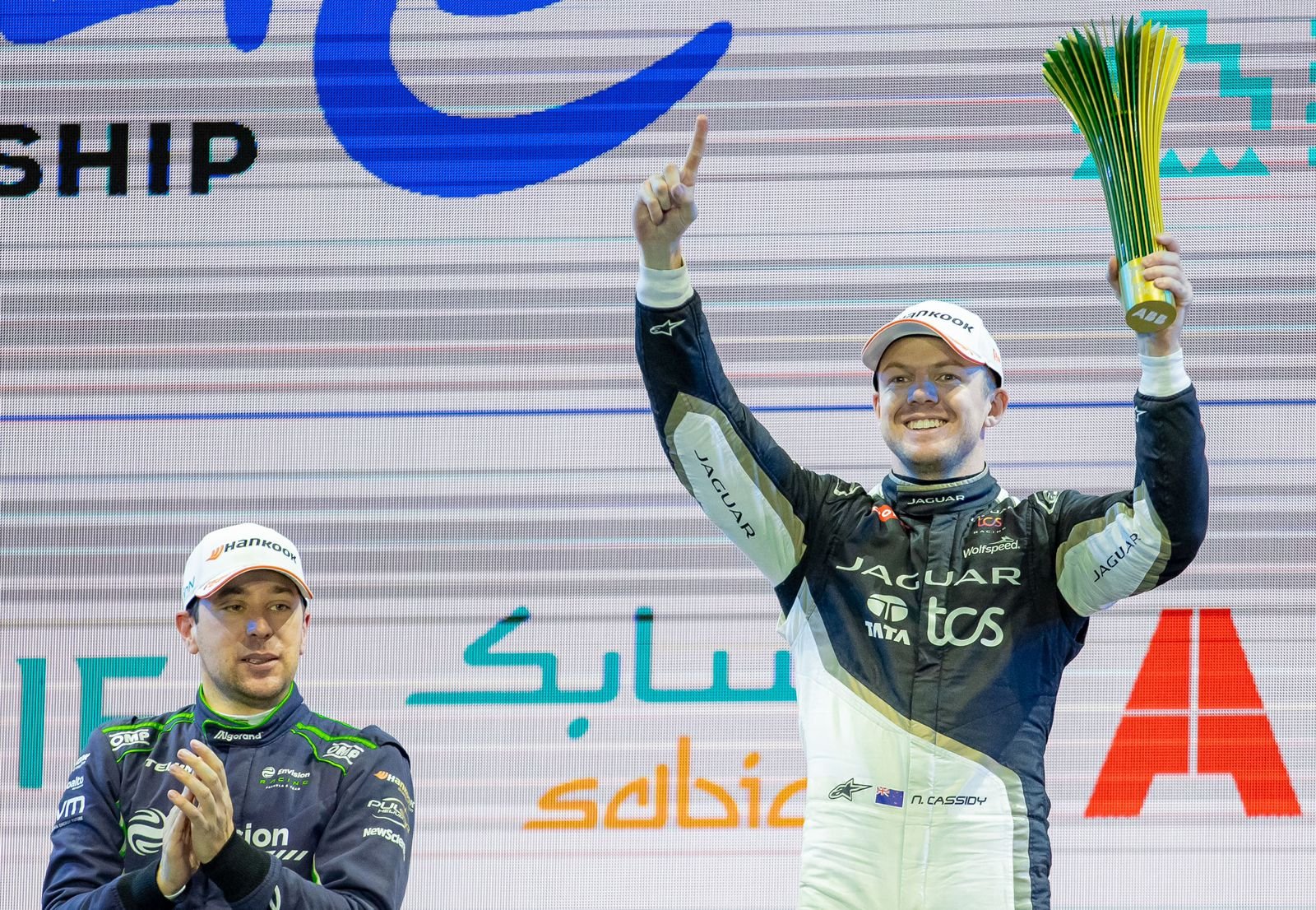 وزير الرياضة يتوّج النيوزيلندي “نِك كاسيدي” بالمركز الأول في الجولة الثانية من سباق فورمولا إي الدرعية