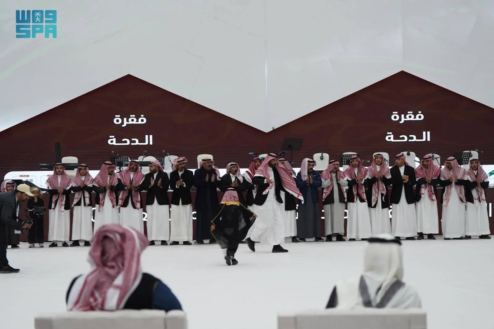 مهرجان الصقور بالحدود الشمالية.. يتألق في تقديم لوحة الدحة الشعبية