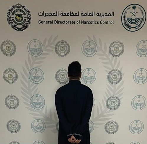 مكافحة المخدرات تقبض على شخص بمنطقة الحدود الشمالية لترويجه مادة الحشيش المخدر