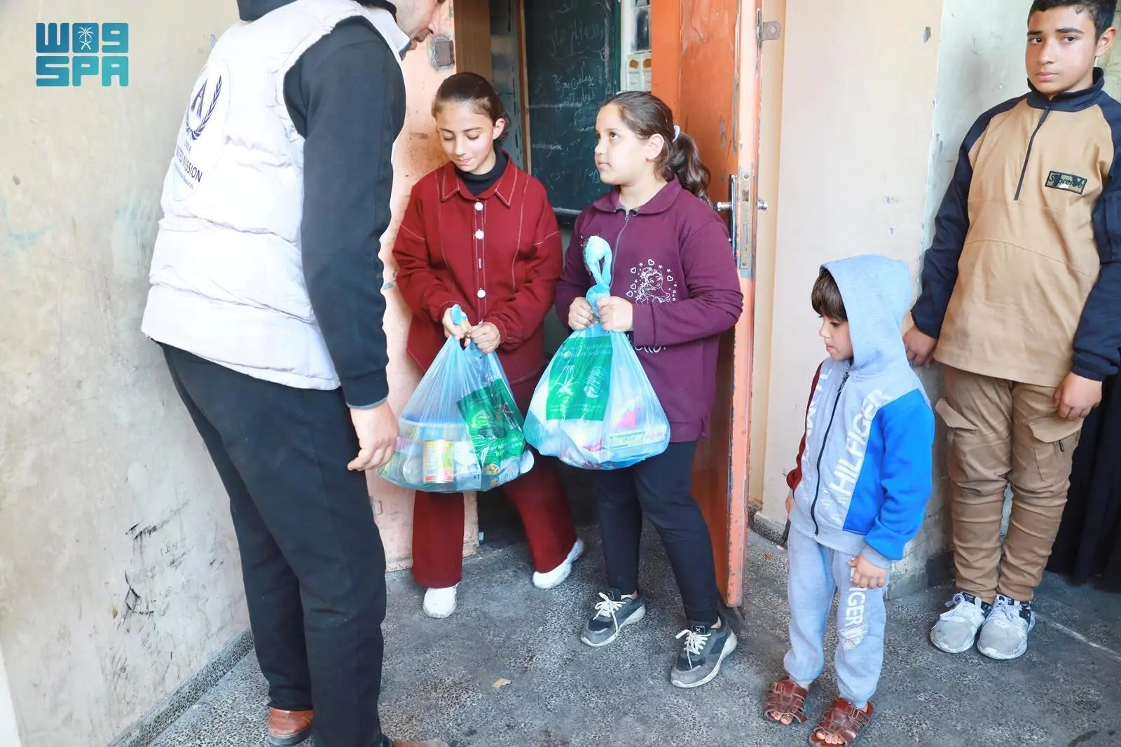 مركز الملك سلمان للإغاثة يواصل توزيع المساعدات الإغاثية للمتضررين في قطاع غزة